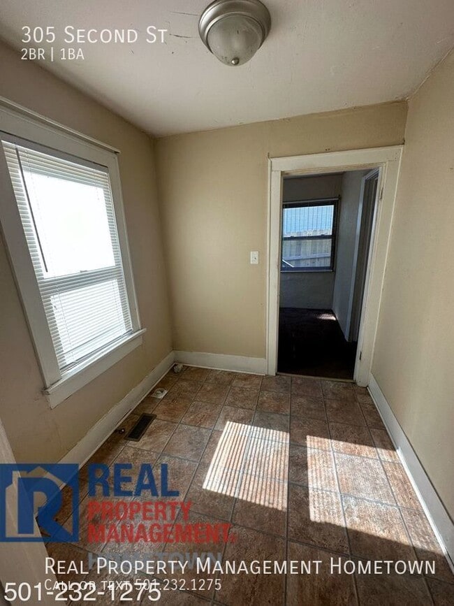 Building Photo - 305 Second St-