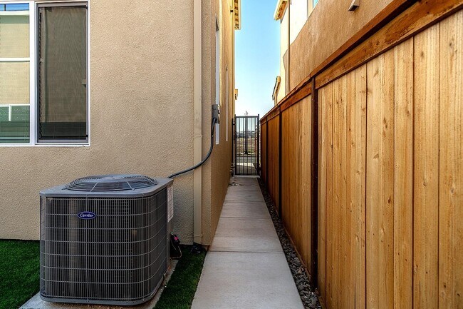 Building Photo - 3596 Kona Kai Wy