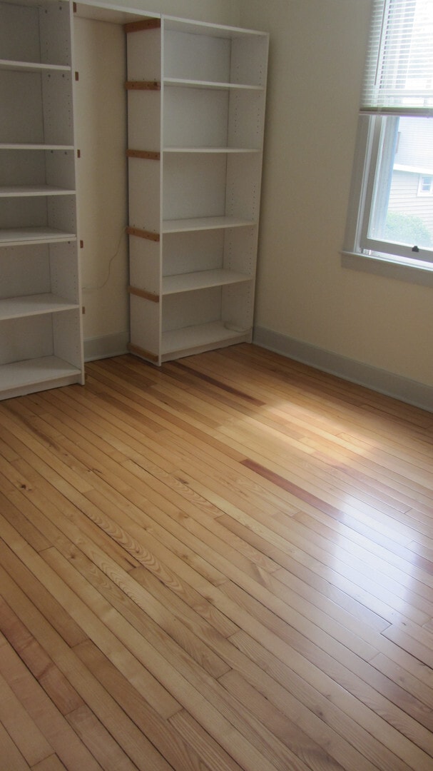 Building Photo - Professionals Only - 3 bedrooms 1 bath house