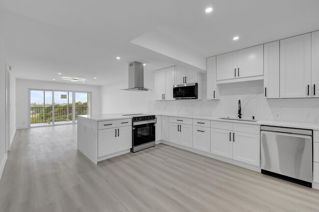 Building Photo - 3050 N Palm Aire Dr