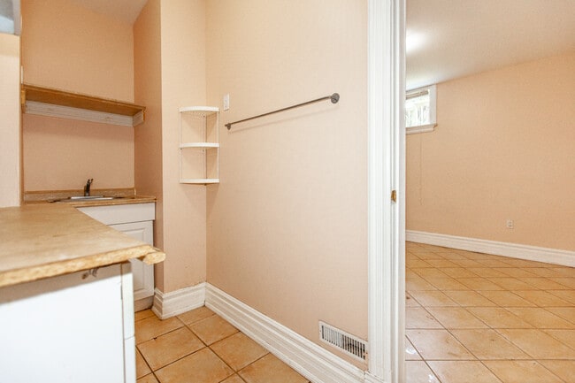 Photo du bâtiment - Bright, Beatutiful & Look Out Basement Apt.