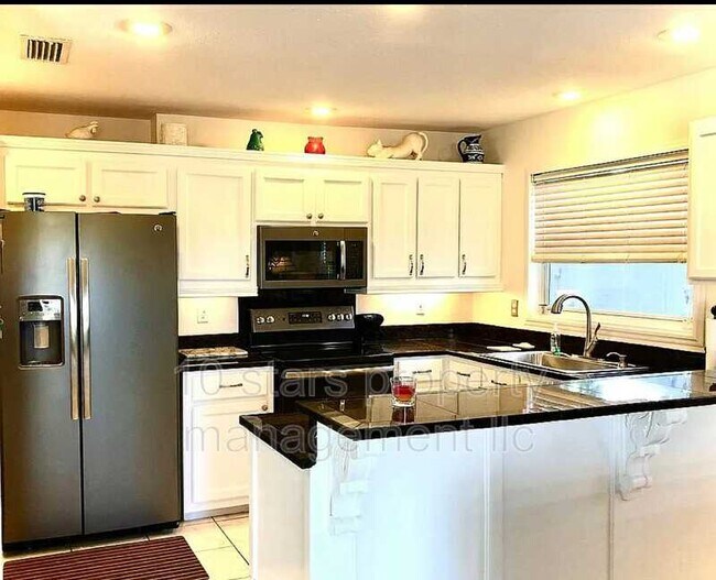Building Photo - 916 Westwinds Blvd