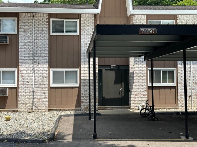 Foto del edificio - 7650 Woodview St