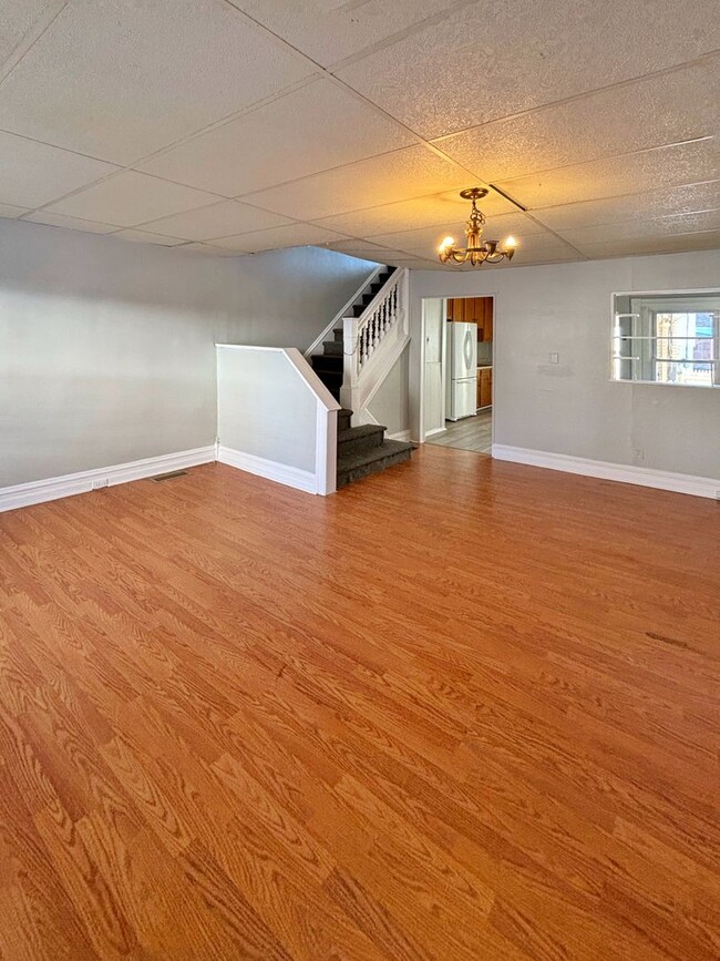 Building Photo - 3 bedroom, 1 bath Move in Ready Home featu...