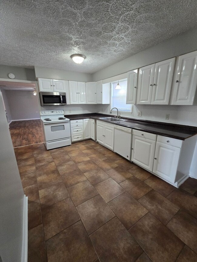 Foto del edificio - Three Bedroom Home located near South Arlington Ave and Stop 11 Rd