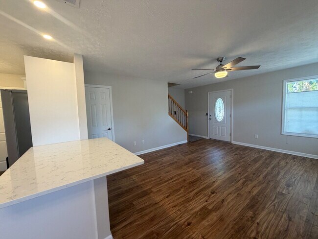 Foto del edificio - "Charming 4-Bedroom Home with 2.5 Baths on Knox Avenue – A Cozy Retreat in Hollister, MO!"