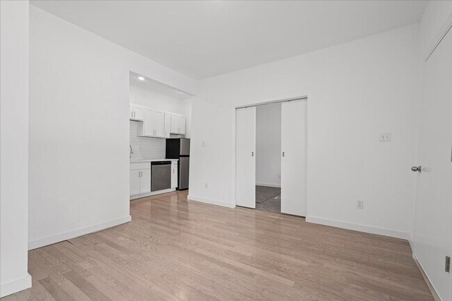 Building Photo - 640 Collins St