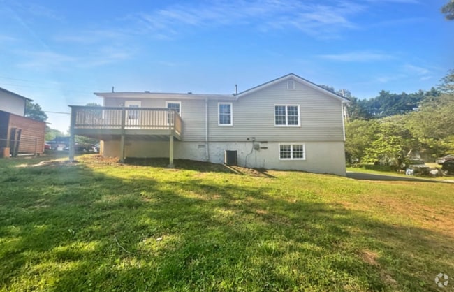 Building Photo - 295 Farm Ridge Dr NE