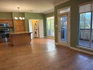 Building Photo - 2027 Balmoral Dr