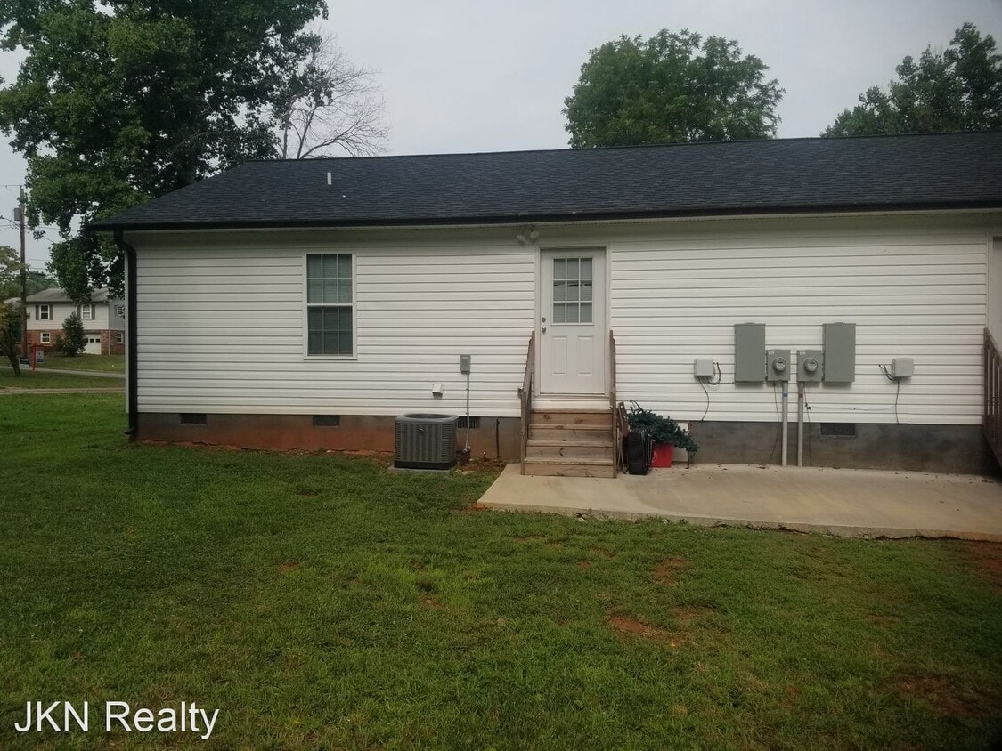 Building Photo - 1047 S College Ave