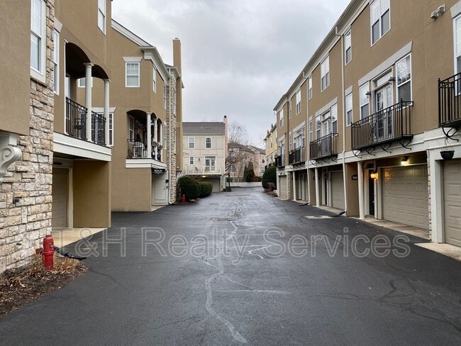 Building Photo - 907 Junction Pl