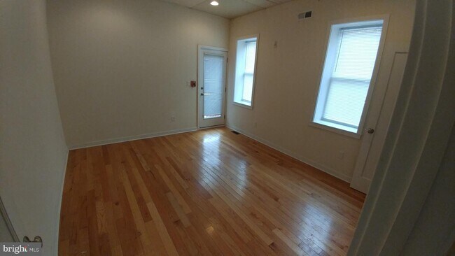 Foto del edificio - 673 N 15th St
