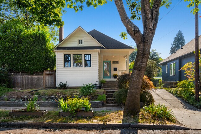 Building Photo - 832 NE 29th Ave