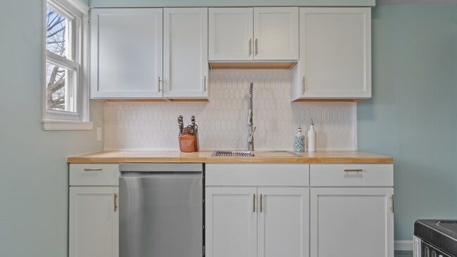 Building Photo - 7 Shangri La Ln