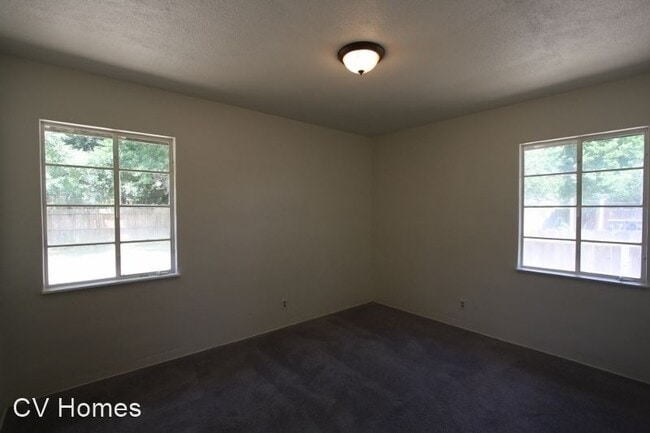 Building Photo - 3 br, 1 bath House - 1025 E. Saginaw Way