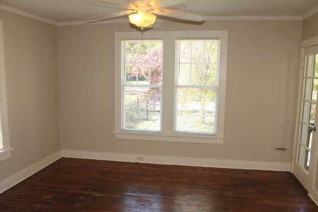 Foto del edificio - Cute cottage located in Midtown. Large front porch with a swing for cool evenings. Home is freshl...