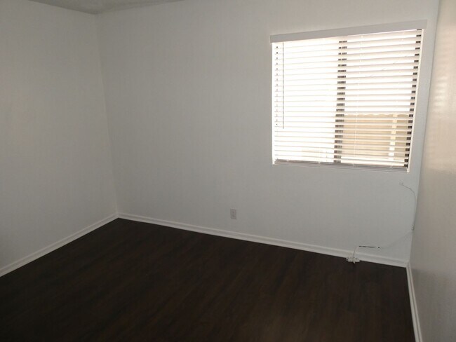 Building Photo - 2 Bedrooms Apartment for Rent in Los Angeles!