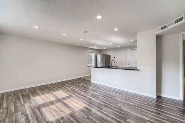 Building Photo - Three Bedrooms just west of Denver.
