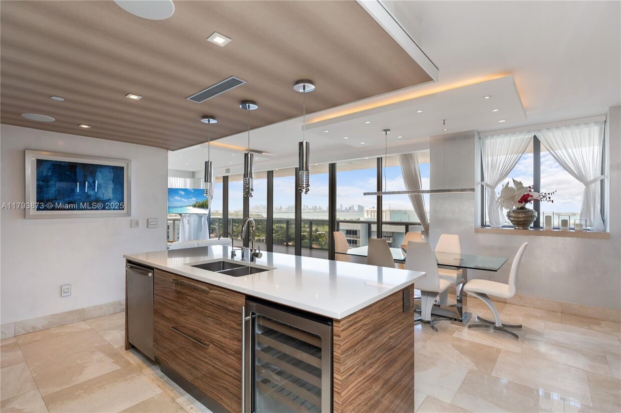 Foto principal - 5875 Collins Ave