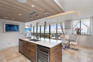Building Photo - 5875 Collins Ave