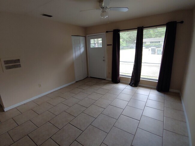 Building Photo - 810 Jacqueline Ln