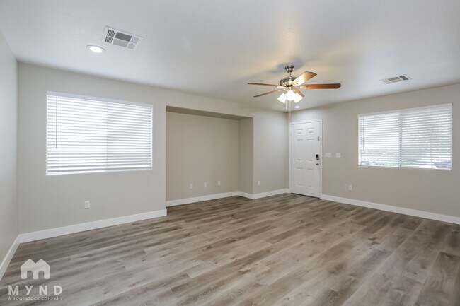 Foto del edificio - 8152 Finch Feather St