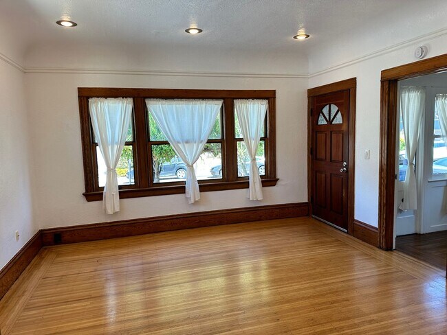 Building Photo - Charming large home with great outdoor spa...