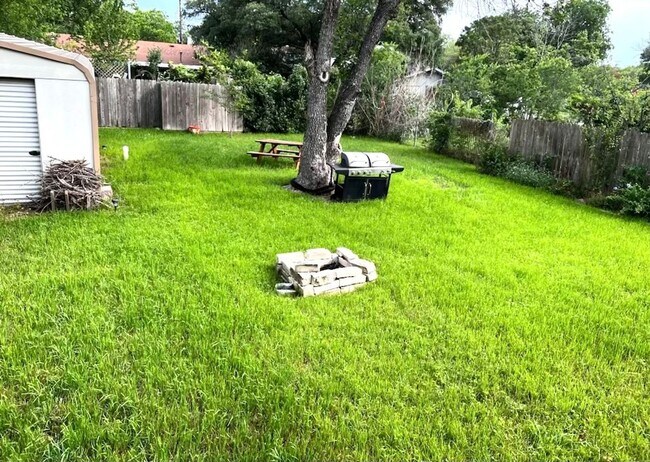 Foto del edificio - 3-Bedroom + Flex Space in Quiet Neighborho...