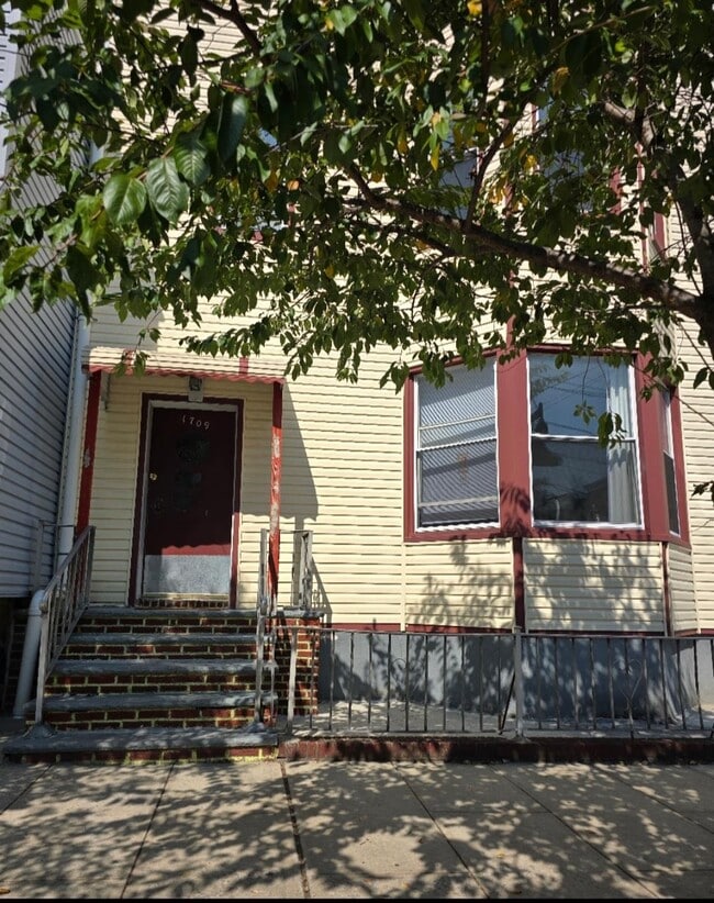 Building Photo - 1709 Kerrigan Ave