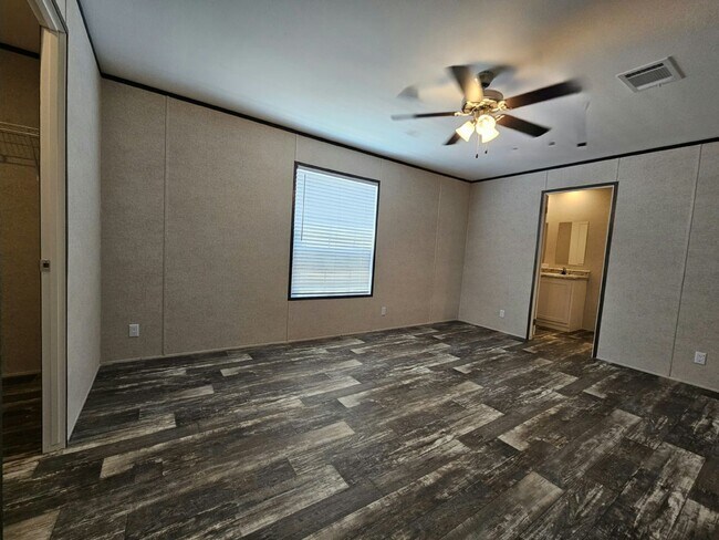 Foto del edificio - 6701 Hidden Oaks Dr