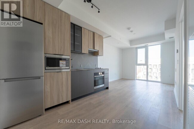 Building Photo - 1037 The Queensway