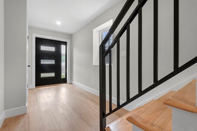 Building Photo - 403 Maple St