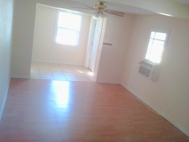 Building Photo - SPACIOUS 3BR/2BA Home with Laminate Wood F...