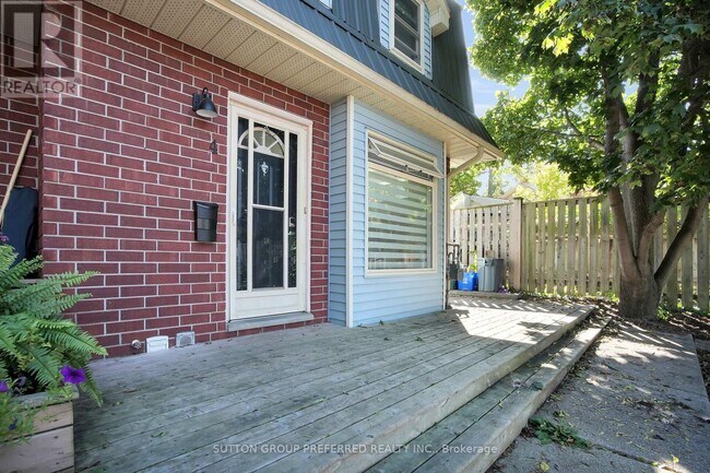 Photo du bâtiment - Woodfield Beauty! 2 Bdrm 2.5 Bath * Finished basement! AVAIL NOW ! $2395+