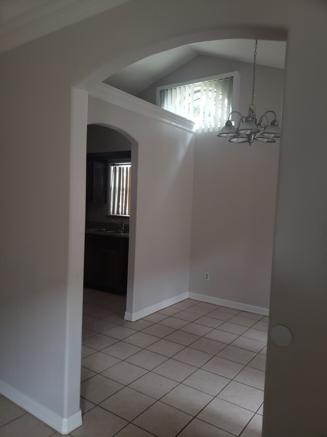 Building Photo - 2500 Tahiti Dr