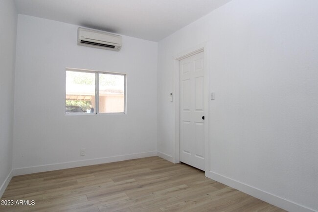 Building Photo - 709 W 1st St