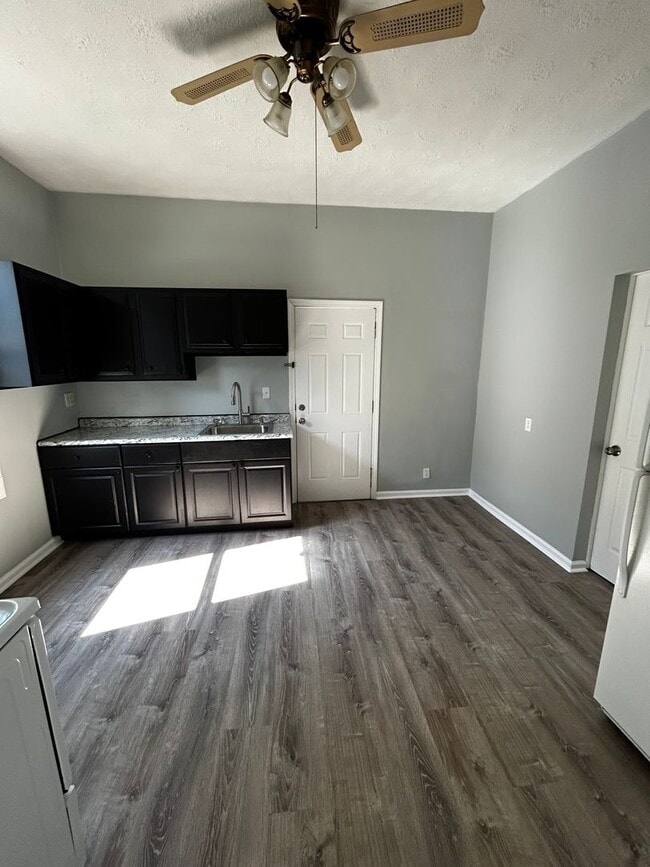 Building Photo - Beautiful Newly Renovated Home 3 BEDROOM 1 BATH, FENCED YARD, Bonus Space