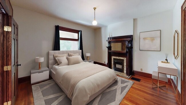 Building Photo - 6 BEDROOMS + 2 FULL BATHROOMS Single Famil...
