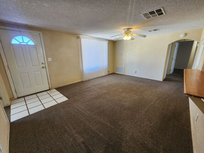 Foto del edificio - 3 Bedroom 1 Bath Coming Soon!