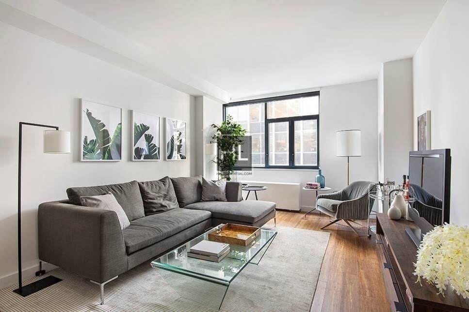 Building Photo - 200-210 E 39th St