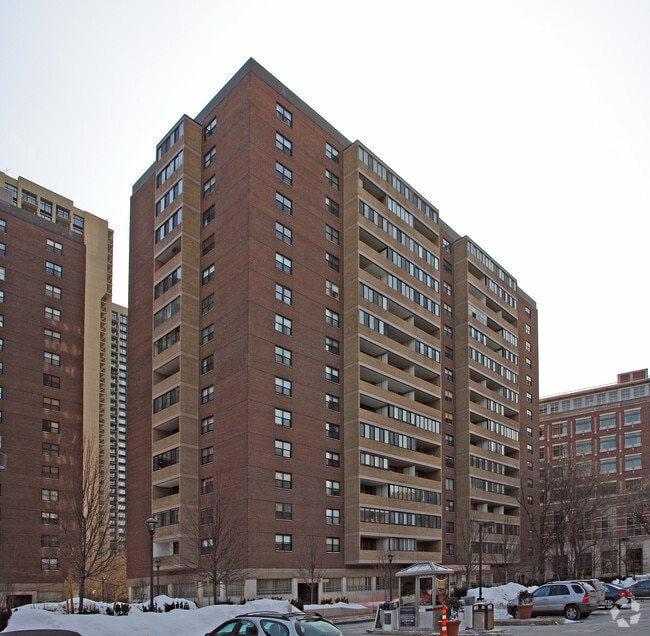 Foto del edificio - 2 Hawthorne Pl