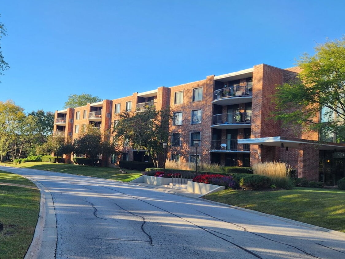 Foto principal - 1605 E Central Rd