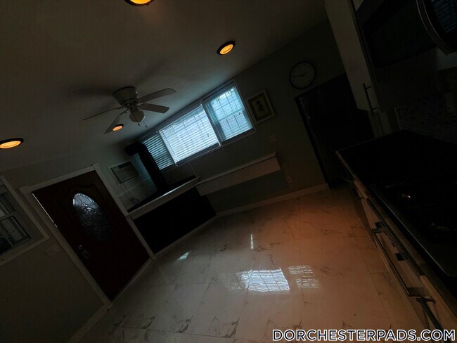 Foto del edificio - 235 Savin Hill Ave