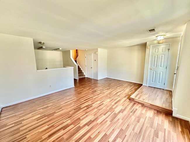 Building Photo - Fantastic 3 Bedroom Townhouse in Wellingto...