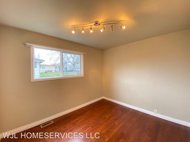 Building Photo - 5 br, 3 bath House - 2524 S Eddy St