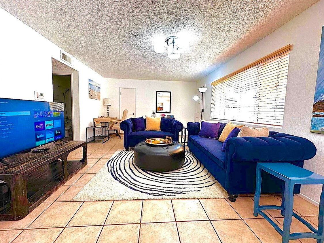 Foto principal - 18555 Collins St
