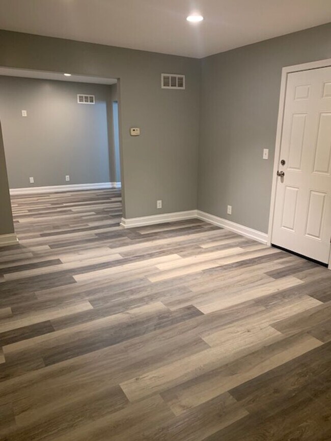 Building Photo - Utilities Included in this Upper Unit Dupl...