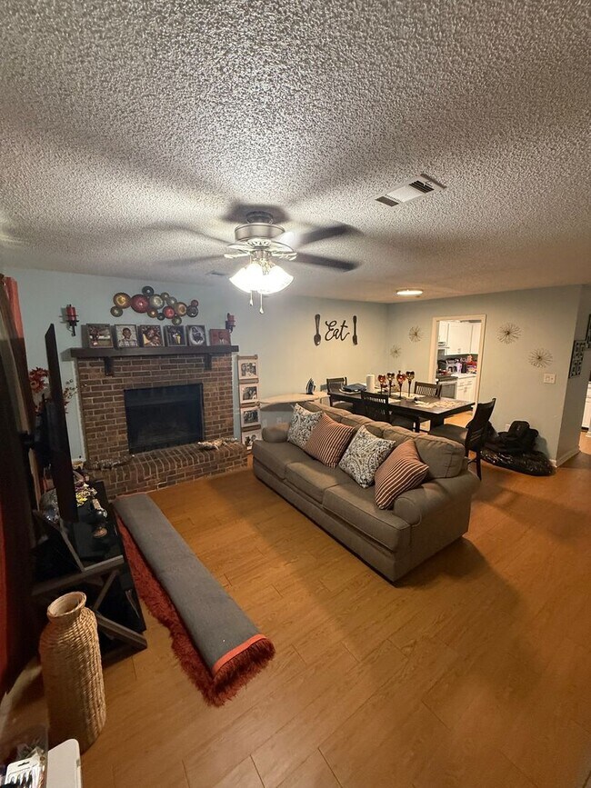 Foto del edificio - Upgraded 2BR/1.5BA Townhouse Apartment Con...