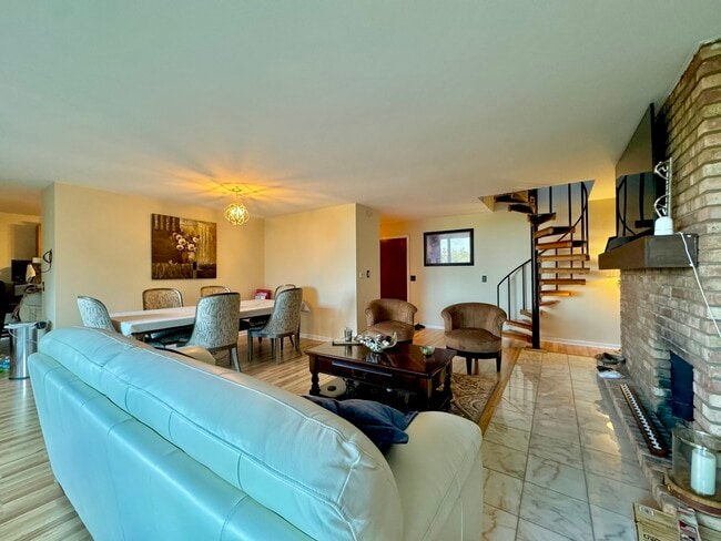 Foto del edificio - 5600 Hillcrest Ln