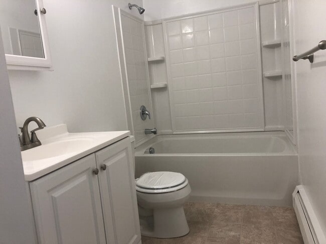 Building Photo - Spacious 2 Bedroom Townhouse